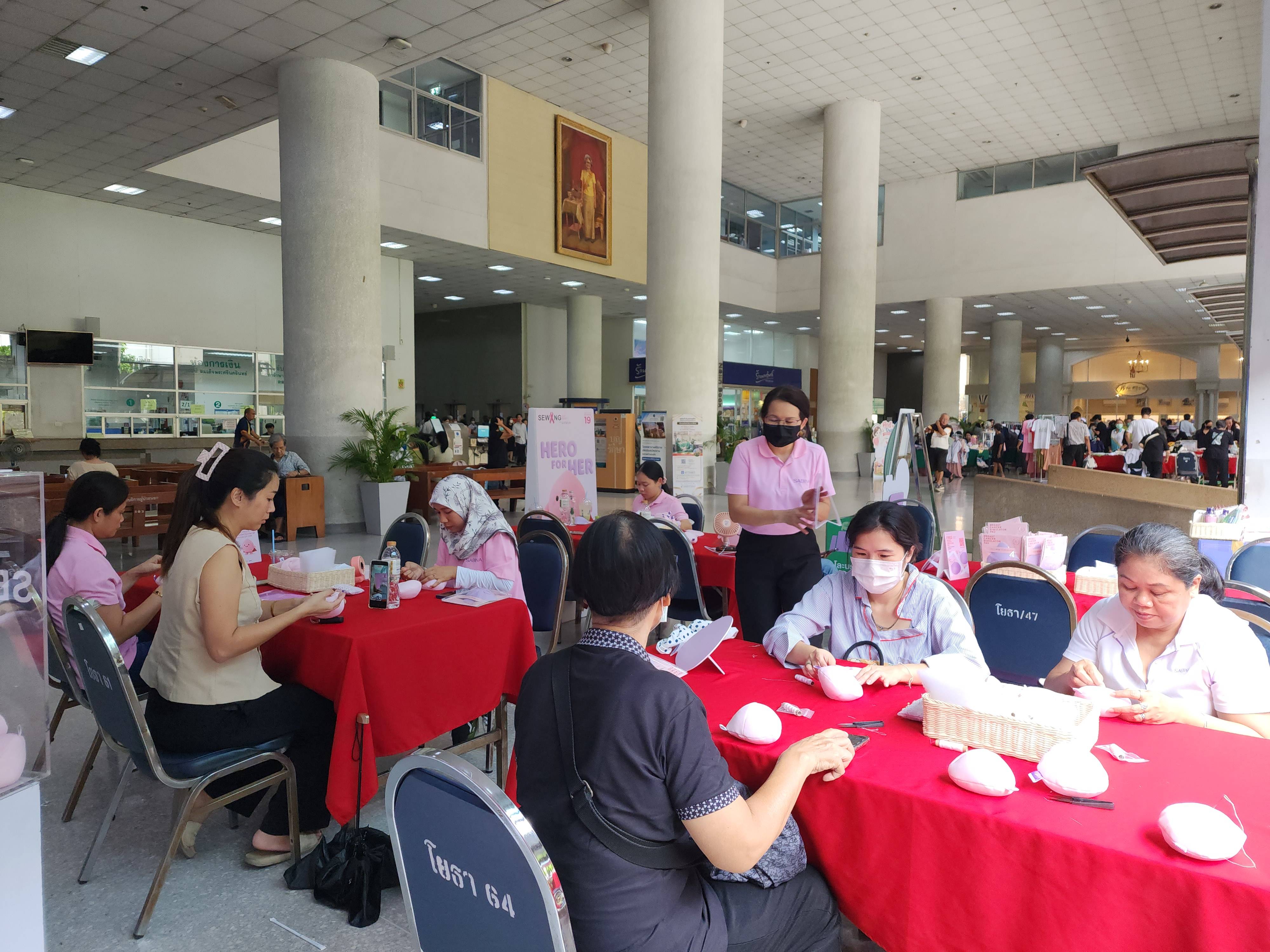 ซาบีน่า ชวนจิตอาสาร่วมเย็บเต้านมเทียม ในงาน “ตลาดศุกร์ปันสุขศิริราช” ส่งต่อกำลังใจแก่ผู้ป่วยมะเร็งเต้านม 3