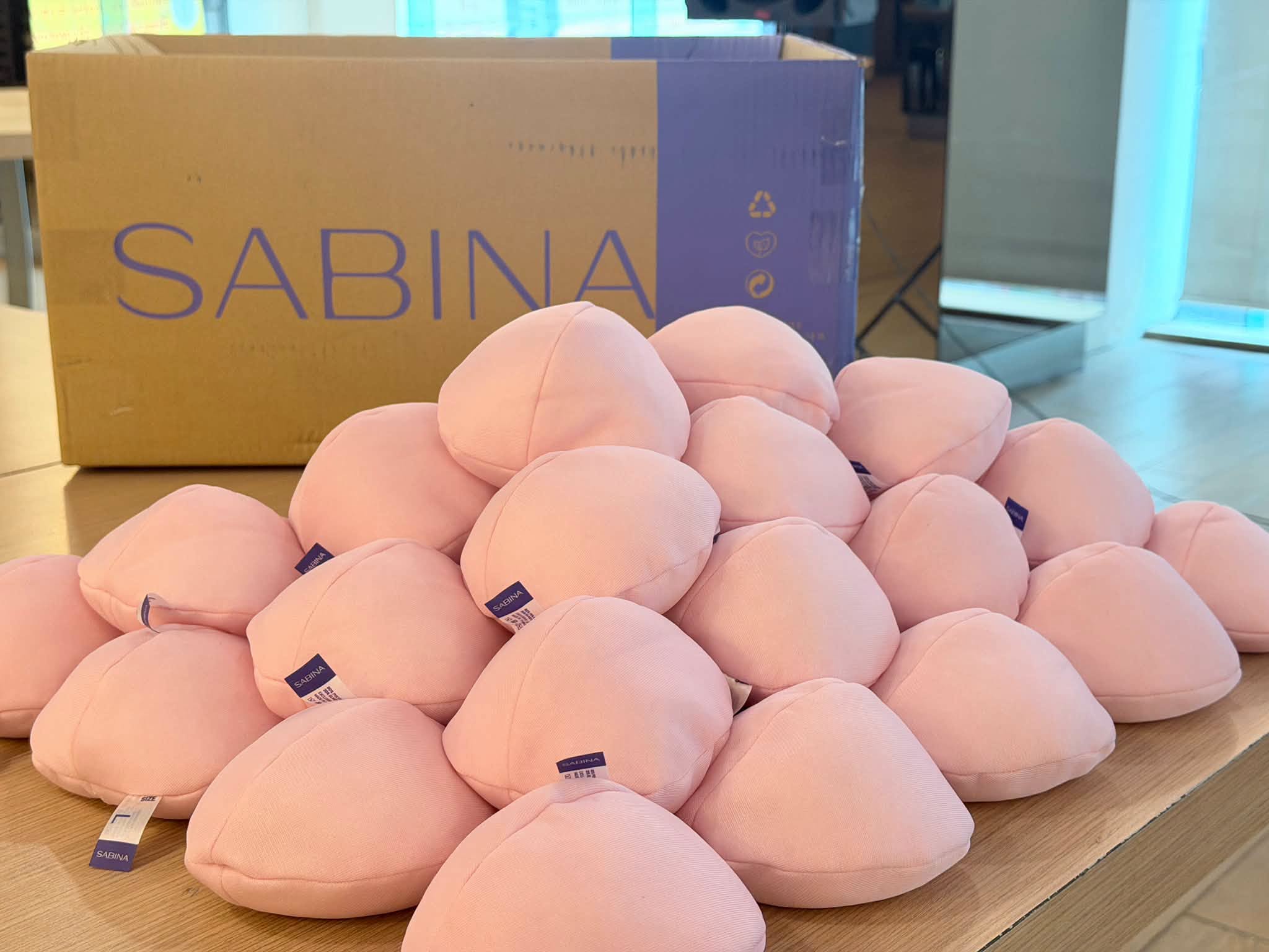 ซาบีน่าร่วมส่งต่อกำลังใจ สนับสนุนโรงแรมรอยัล กรุงเทพฯ เย็บเต้านมเทียม 50 เต้า เพื่อผู้ป่วยมะเร็งเต้านม 2026 5