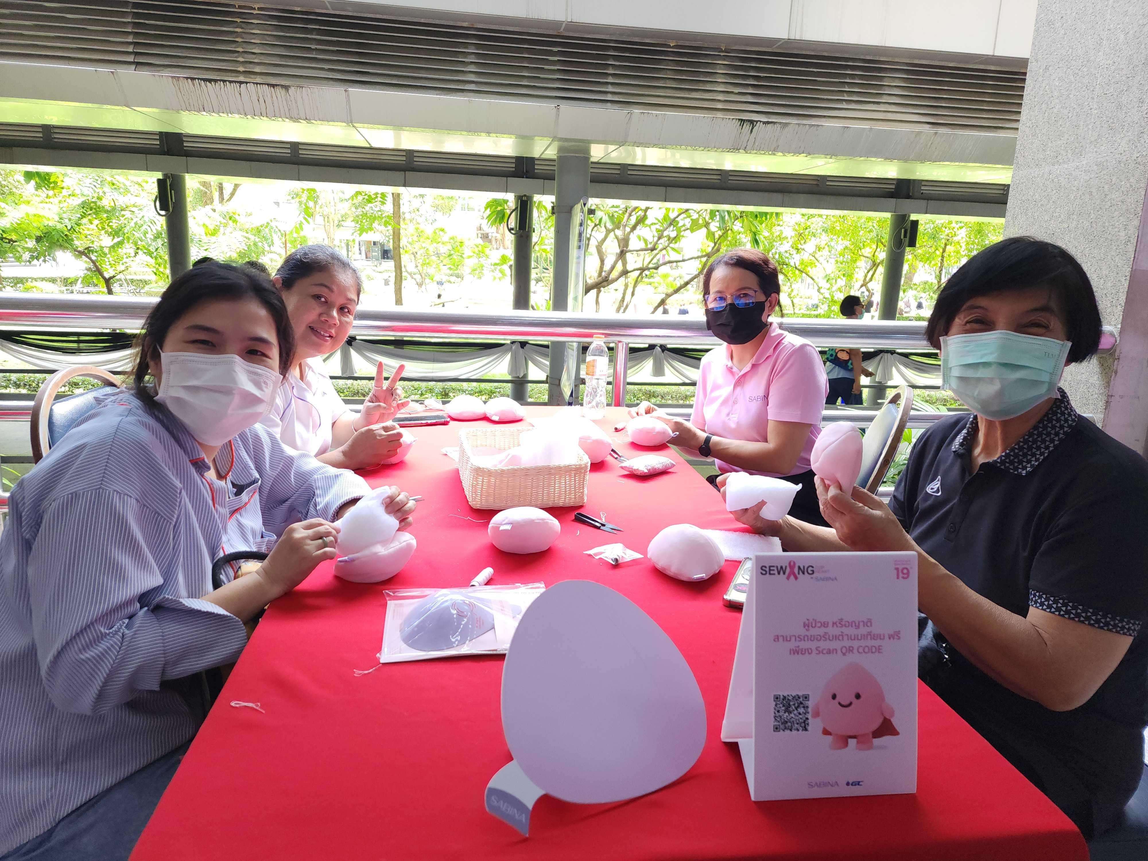 ซาบีน่า ชวนจิตอาสาร่วมเย็บเต้านมเทียม ในงาน “ตลาดศุกร์ปันสุขศิริราช” ส่งต่อกำลังใจแก่ผู้ป่วยมะเร็งเต้านม 4