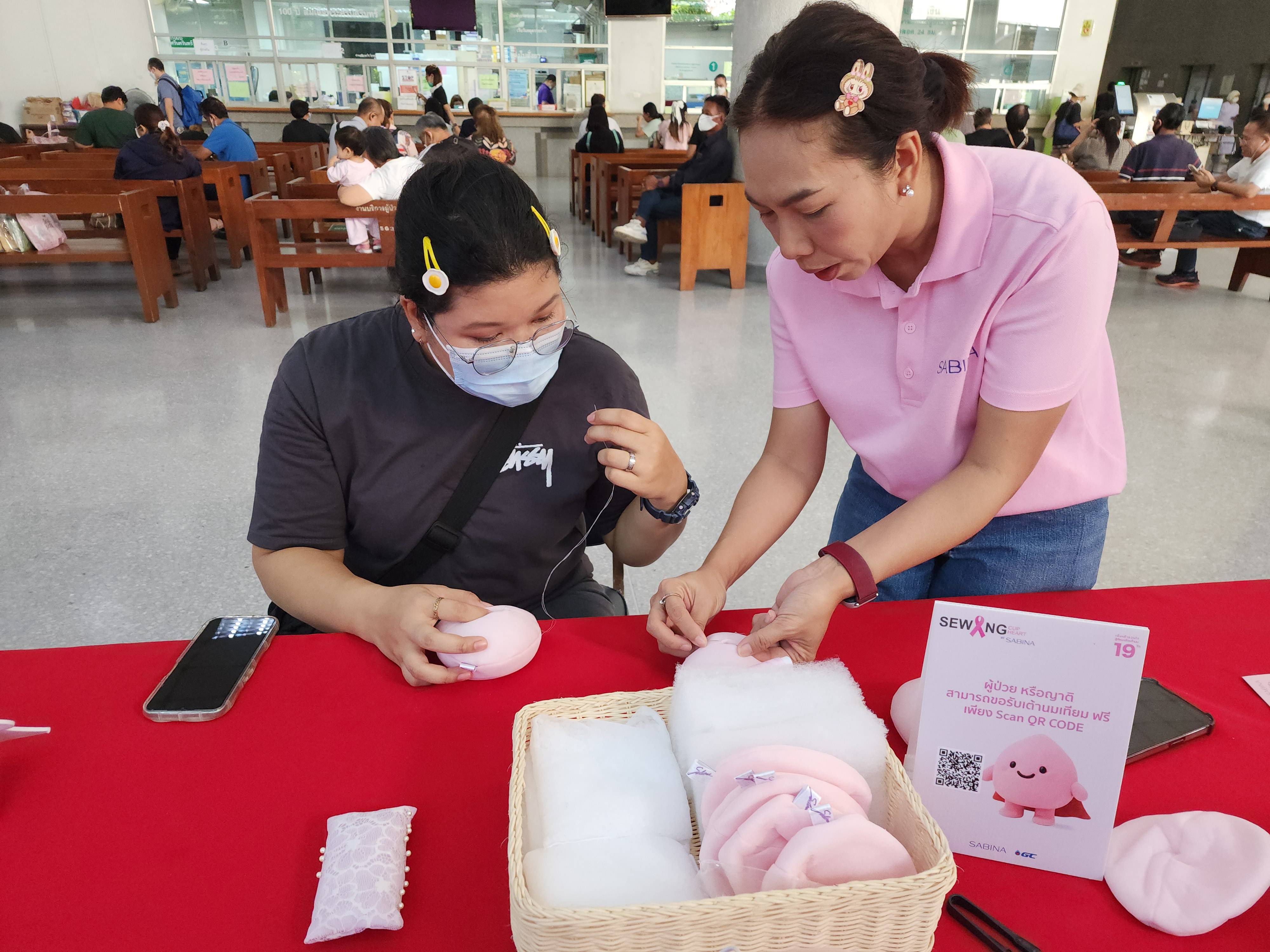 ซาบีน่า ชวนจิตอาสาร่วมเย็บเต้านมเทียม ในงาน “ตลาดศุกร์ปันสุขศิริราช” ส่งต่อกำลังใจแก่ผู้ป่วยมะเร็งเต้านม 2