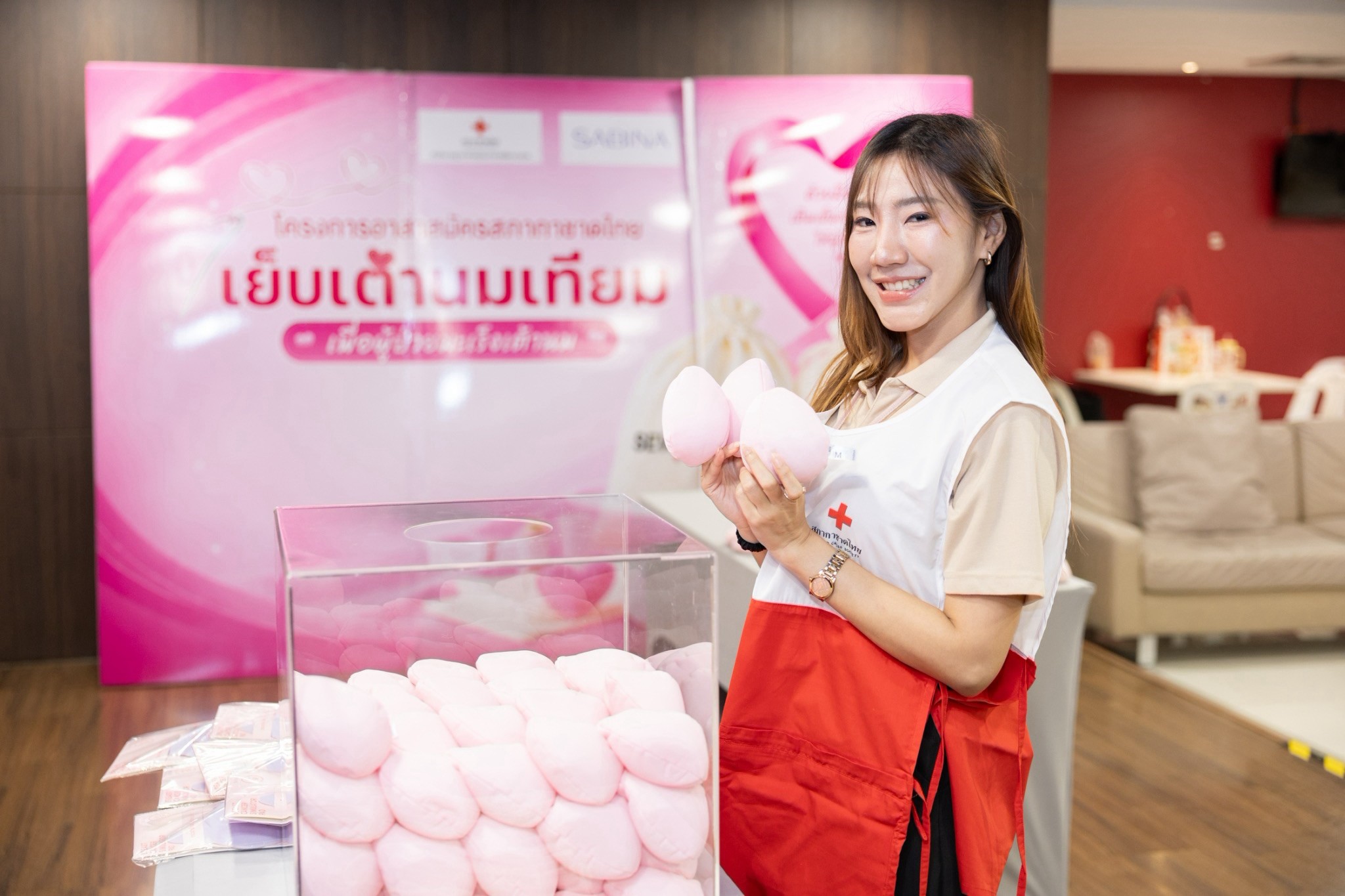 ซาบีน่า สนับสนุนกิจกรรม “BTS เย็บด้วยมือ ส่งต่อด้วยใจ” ครั้งที่ 2 รวมพลังจิตอาสาเย็บเต้านมเทียม 200 เต้า เพื่อผู้ป่วยมะเร็งเต้านม 5
