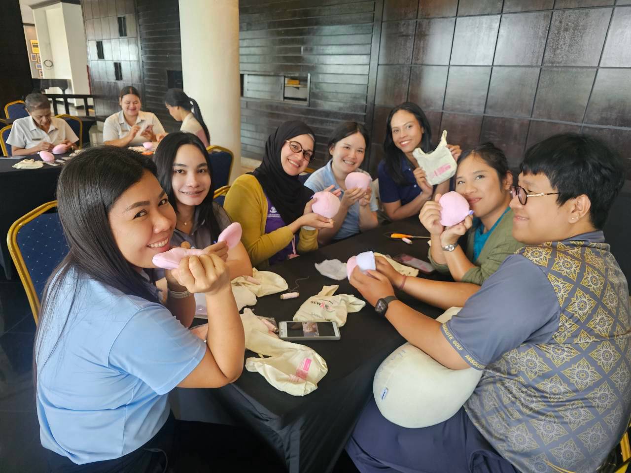 ซาบีน่า ร่วมกับบลูแคนยอน คันทรี่ คลับ ภูเก็ต ส่งต่อกำลังใจผ่านกิจกรรมเย็บเต้านมเทียม 100 เต้า 1