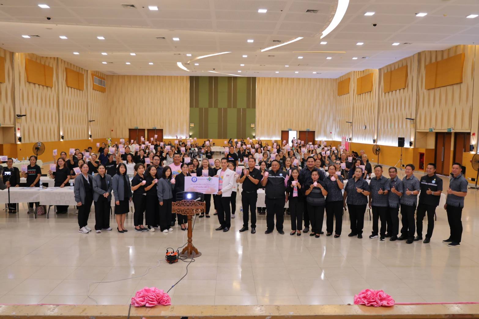 ซาบีน่า มอบชุดเย็บเต้านมเทียม 200 ชุด หนุนกิจกรรมต้านภัยมะเร็งเต้านม เทศบาลตำบลบางเมือง 1