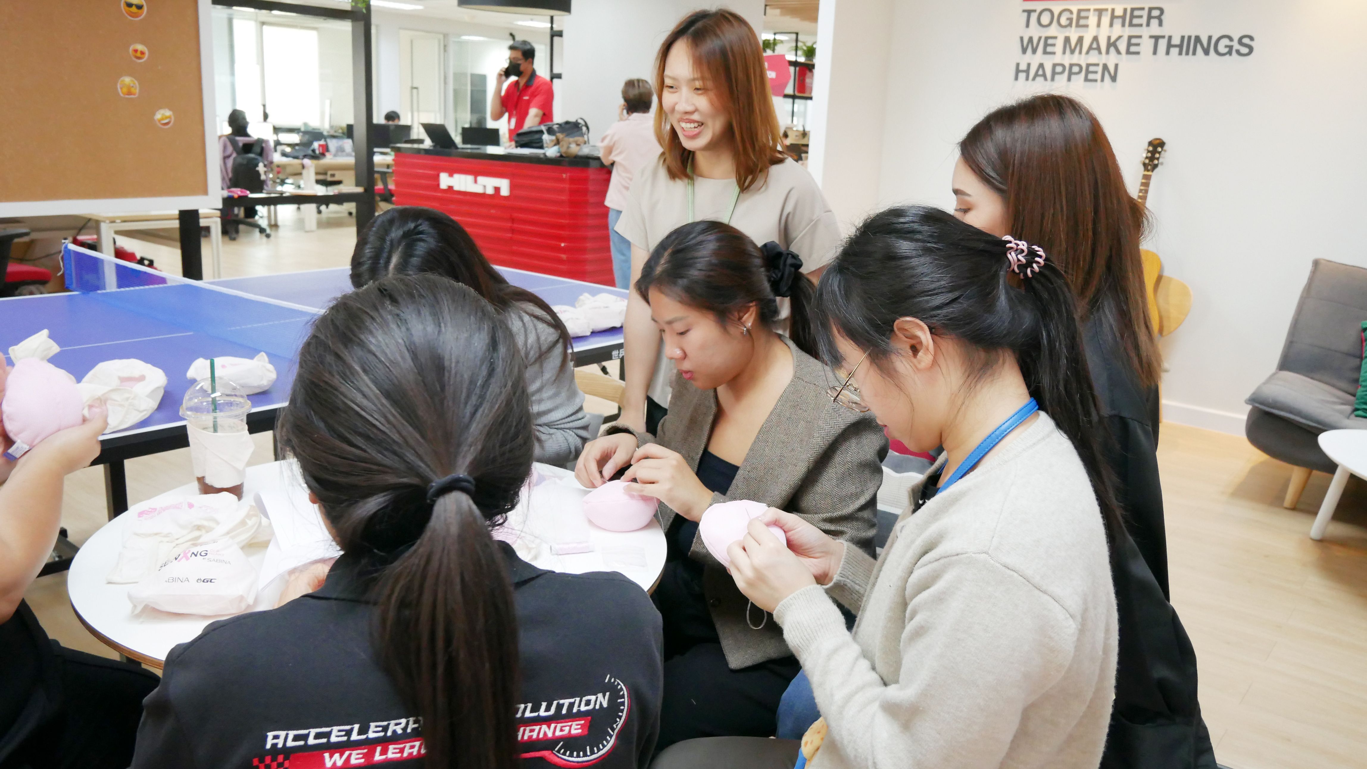 ซาบีน่า สนับสนุน Hilti (Thailand) Ltd. จัดกิจกรรมจิตอาสาเย็บเต้านมเทียม พร้อมส่งเสริมการตรวจเต้านมด้วยตนเอง 2