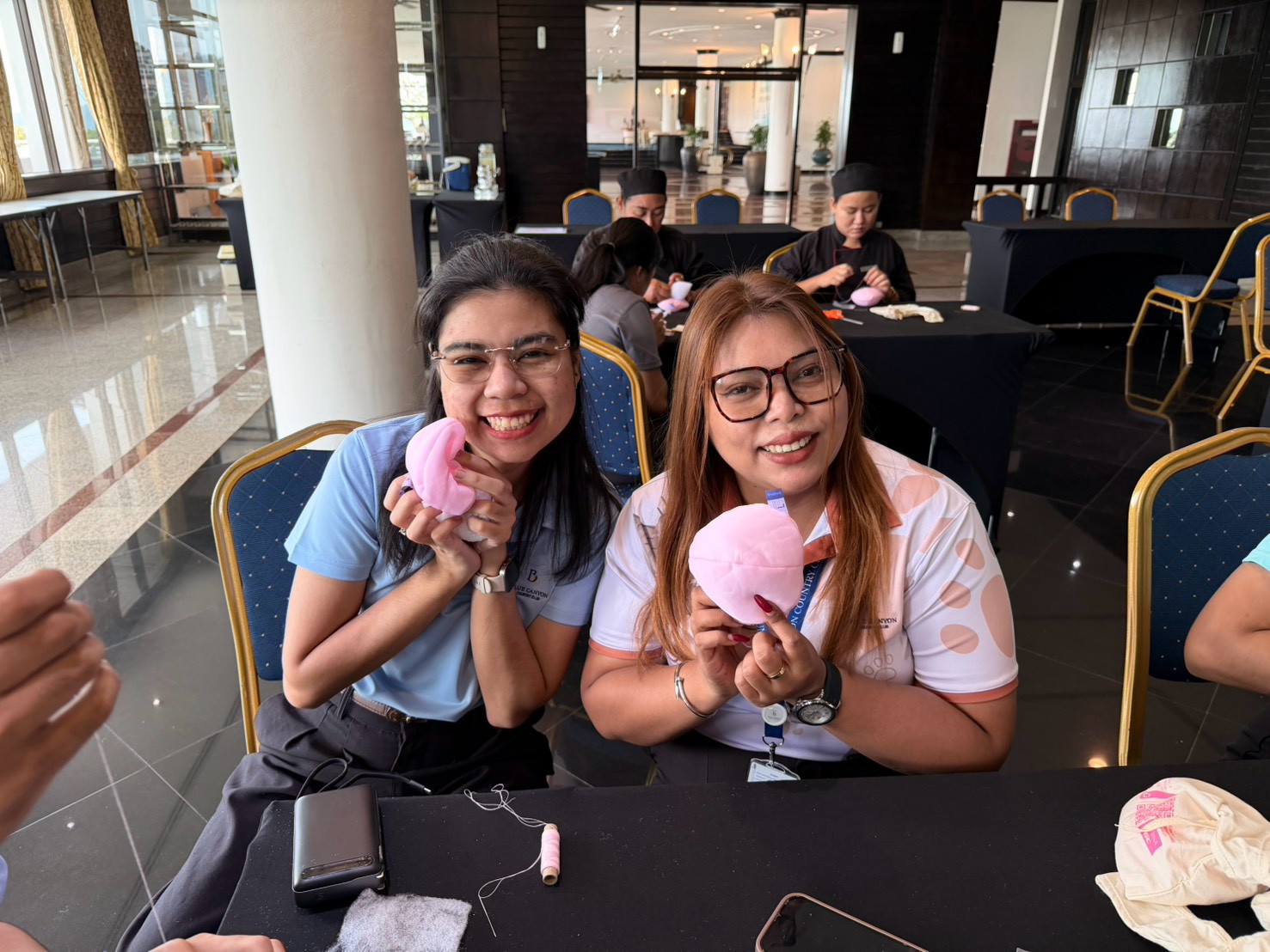 ซาบีน่า ร่วมกับบลูแคนยอน คันทรี่ คลับ ภูเก็ต ส่งต่อกำลังใจผ่านกิจกรรมเย็บเต้านมเทียม 100 เต้า 2