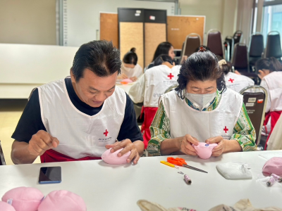 ซาบีน่าจับมืออาสาสมัครกาชาด สานต่อกิจกรรมเย็บเต้านมเทียมปีที่ 2 มอบกำลังใจให้ผู้ป่วยมะเร็งเต้านม