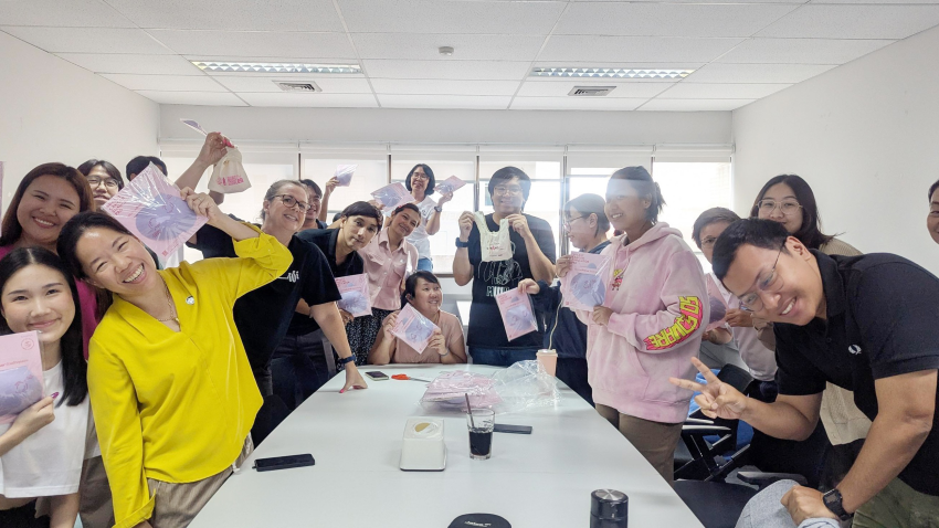 บริษัท บัฟฟาโล ทัวร์ส (ไทยแลนด์) จำกัด ร่วมเย็บเต้านมเทียมกับซาบีน่า