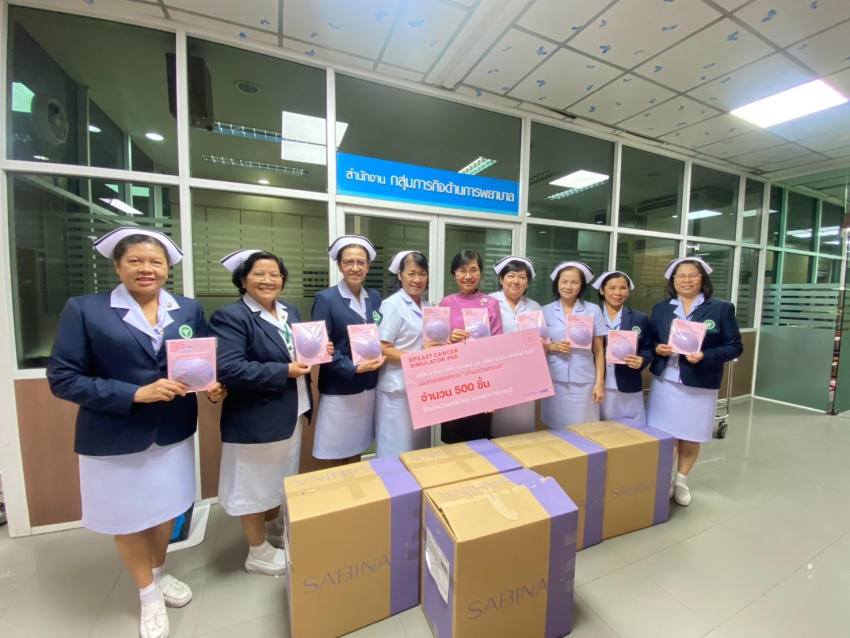 ซาบีน่า มอบแผ่นฟองน้ำจำลอง แก่โรงพยาบาลราชบุรี